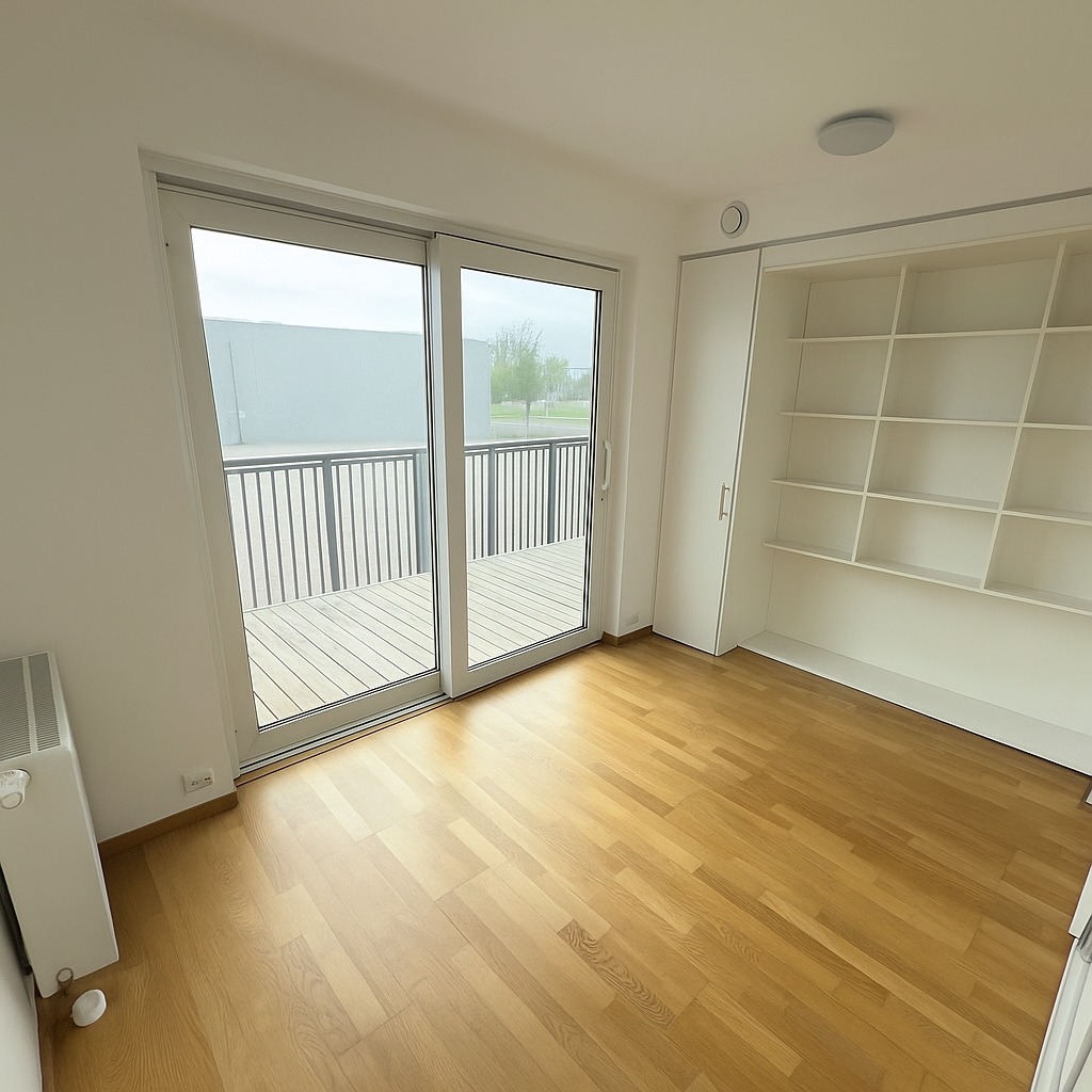 Soverom og utgang til terrasse fra rommet